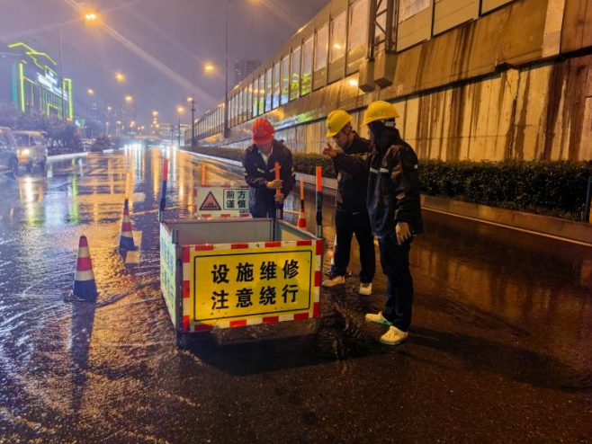 对市政排水设施加强巡查。合肥水务集团供图