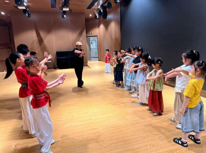 孩子们大胆开口跟唱，比划刚学会的动作。