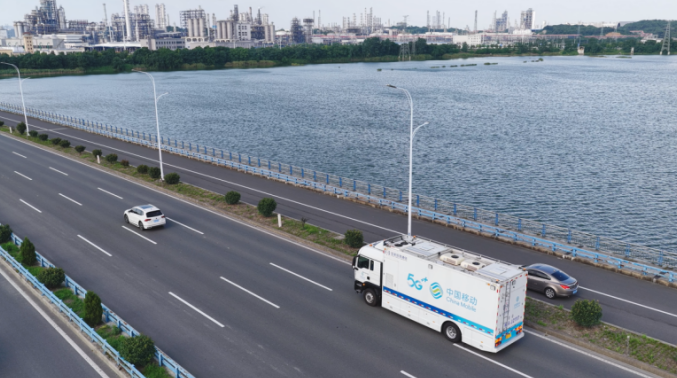 在安庆，应急通信车24小时值守长江江堤核心防汛路段