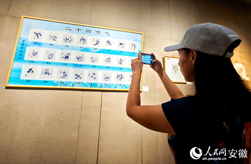 市民打卡“童润绣”刺绣作品展。人民网记者 汪瑞华摄