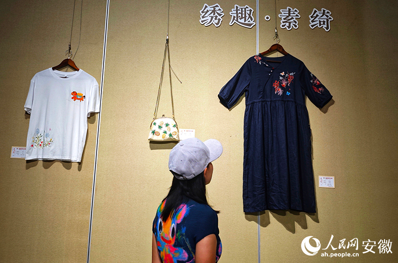 市民观展。人民网记者 汪瑞华摄