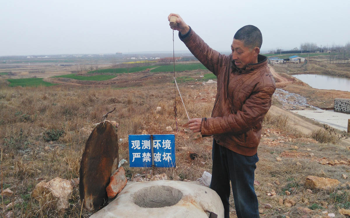 周贵民开展地震前兆日常监测。明西街道供图
