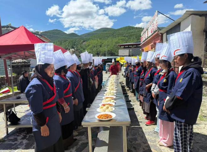 新东方烹饪学校教师点评学员菜品。