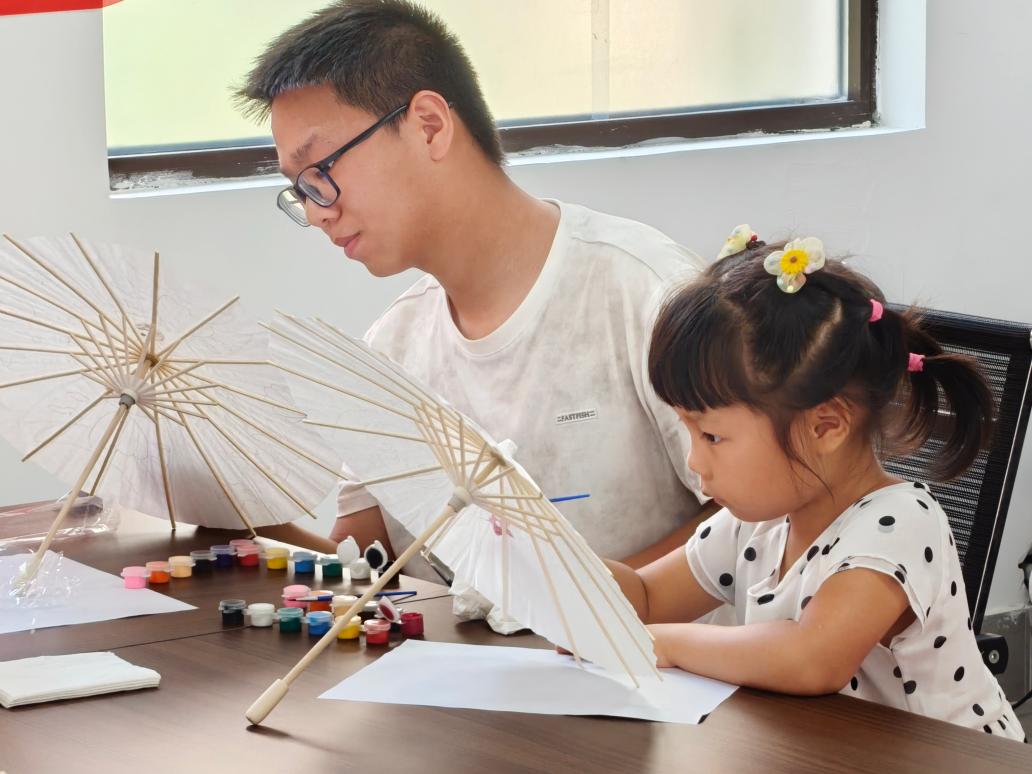 孩子们彩绘油纸伞。