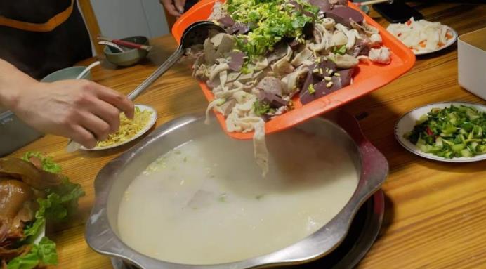 美食。