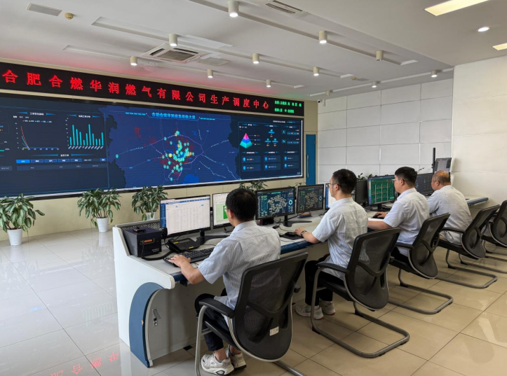 生产调度中心全天候监测全市管网运行情况