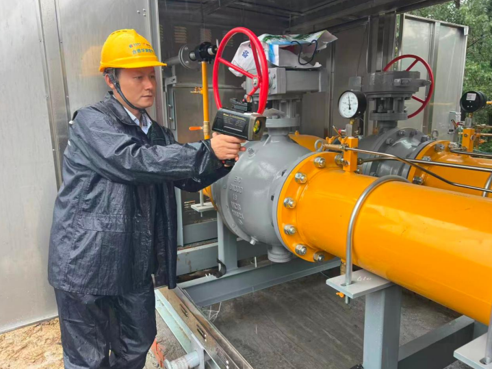 燃气工作人员对调压站进行查漏巡视