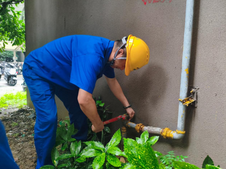 燃气工作人员排查维护燃气立管阀门