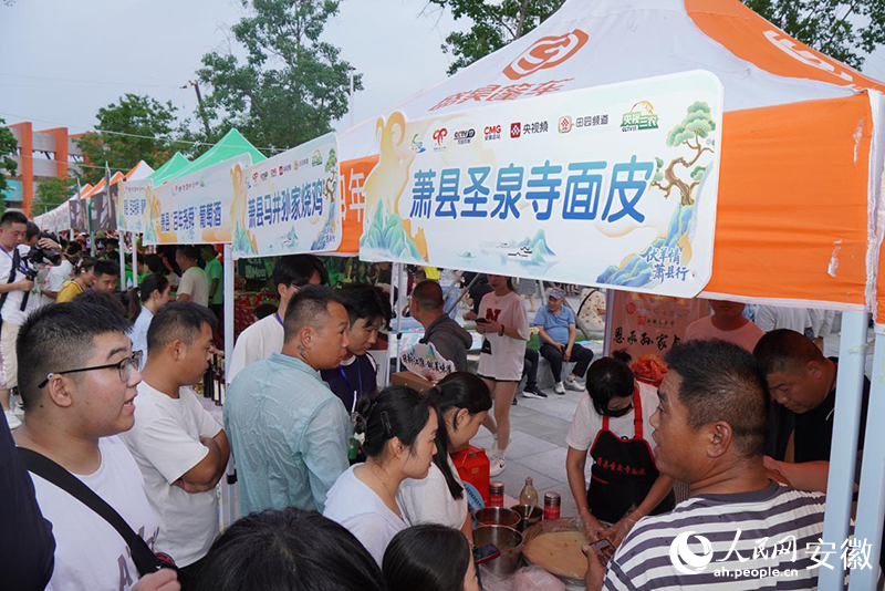 美食摊位前人声鼎沸。人民网记者 陈若天摄