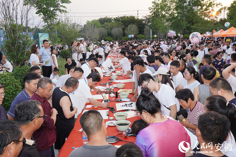 “墨韵古萧·笔绘丹青”书画惠民活动。人民网记者 陈若天摄