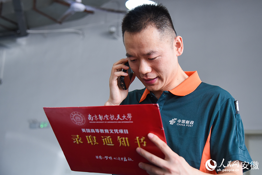 提前电话确认考生本人是否在家。人民网记者 李希蒙摄