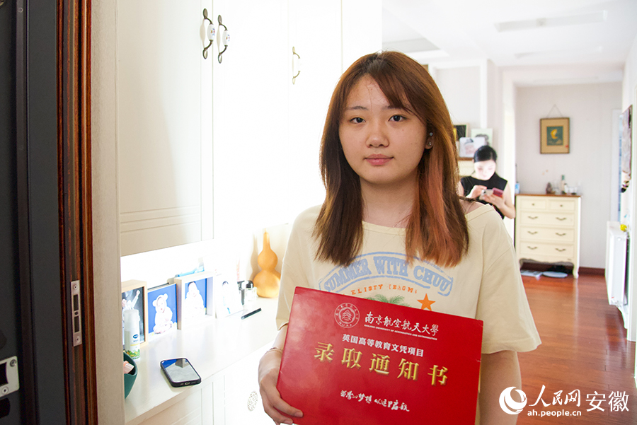 拿到录取通知书。人民网记者 李希蒙摄