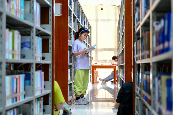 读者在长丰县图书馆阅读书籍。李先峰 摄