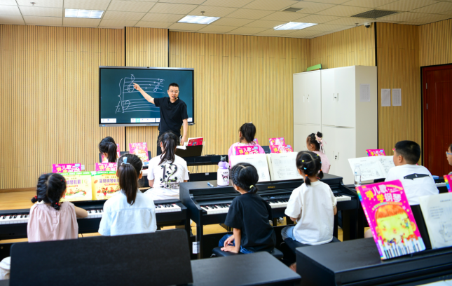 学生在长丰县文化馆少儿艺术普及培训班学习钢琴知识。李先峰 摄