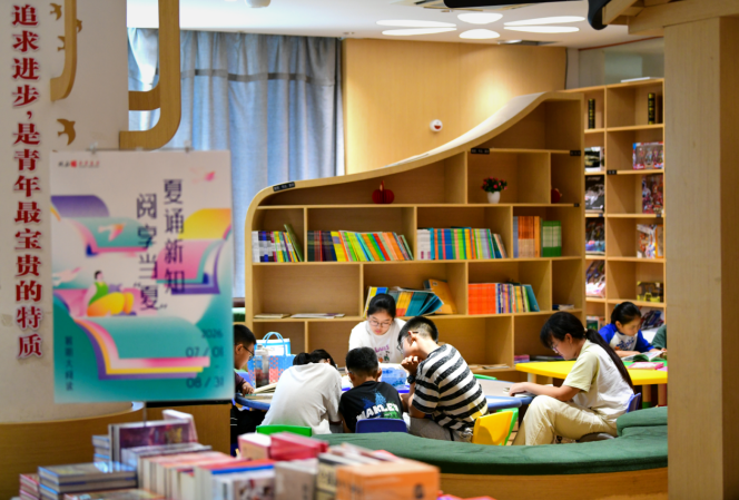 读者在城市阅读空间—百川书屋阅读纳凉。李先峰 摄