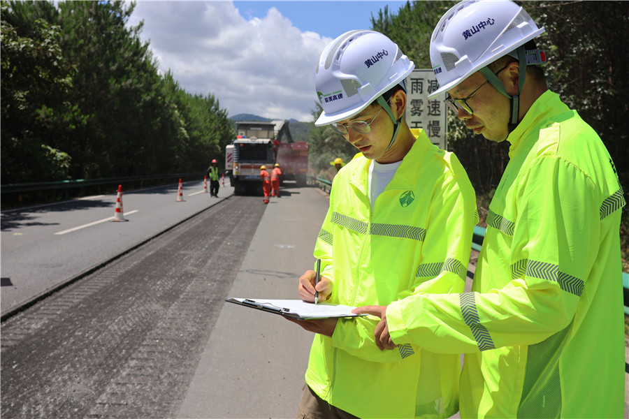 7月16日，黄山中心东黄山分中心养护人员王郑、张建军检查占道施工现场安全措施布设情况，包括标志标牌、锥桶摆放、作业人员安全防护等，全过程管控现场安全风险。
