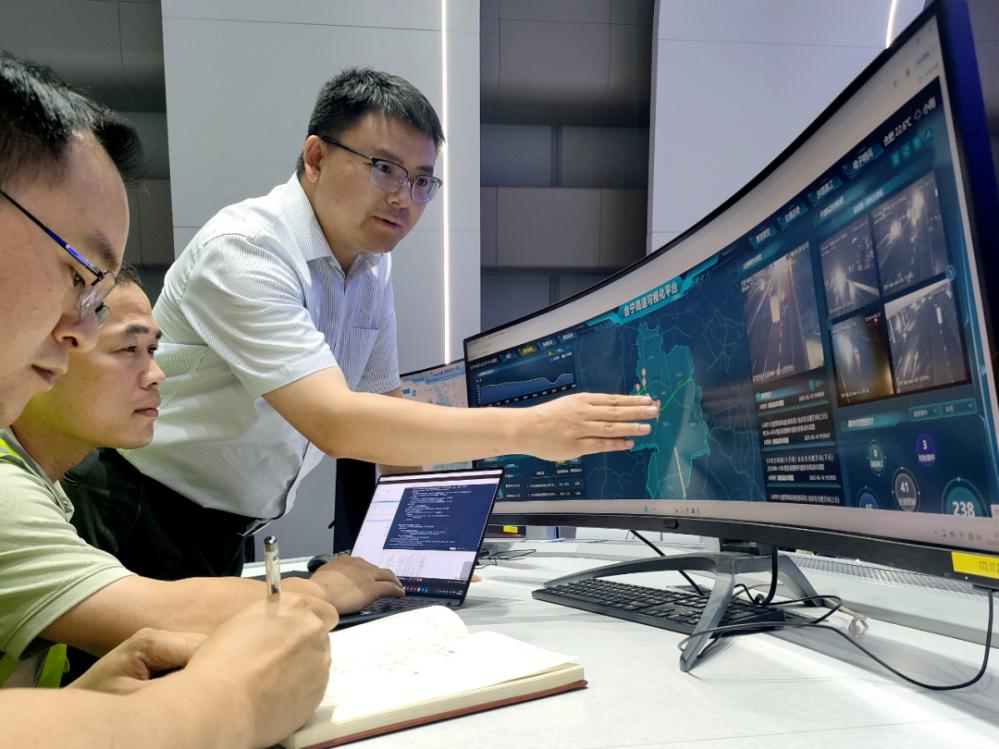 陈阳带领研发团队技术骨干开展专项技术攻关，着力解决路网运行监测数据精准性问题。汪飞蛟摄