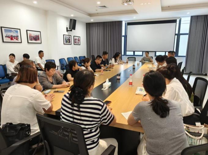 座谈会。