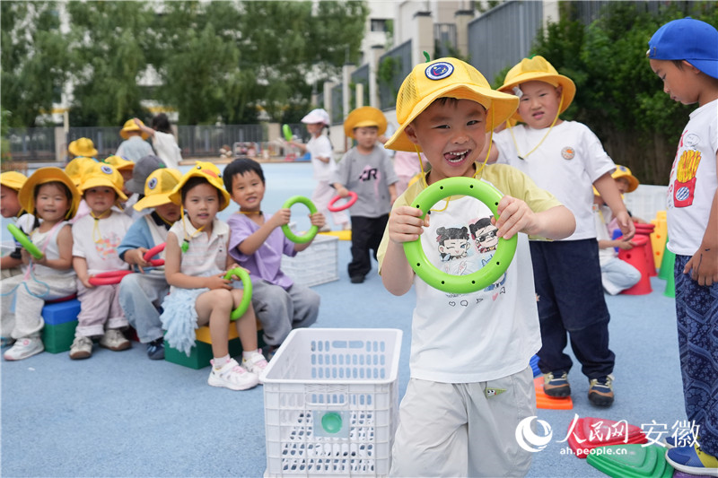 伟星国樾幼儿园，孩子们尽情嬉戏。人民网记者 苗子健摄