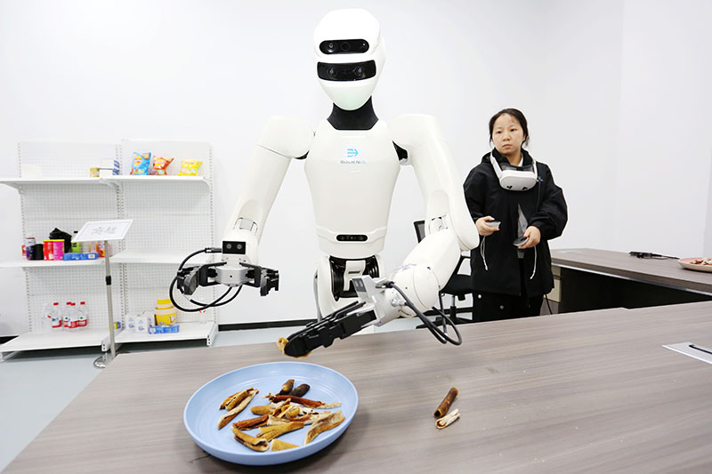 图灵小镇具身机器人在模拟家居场景中进行动作采集。