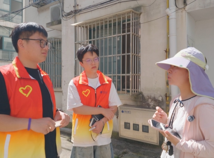 实践团成员与辖区居民开展一对一访谈