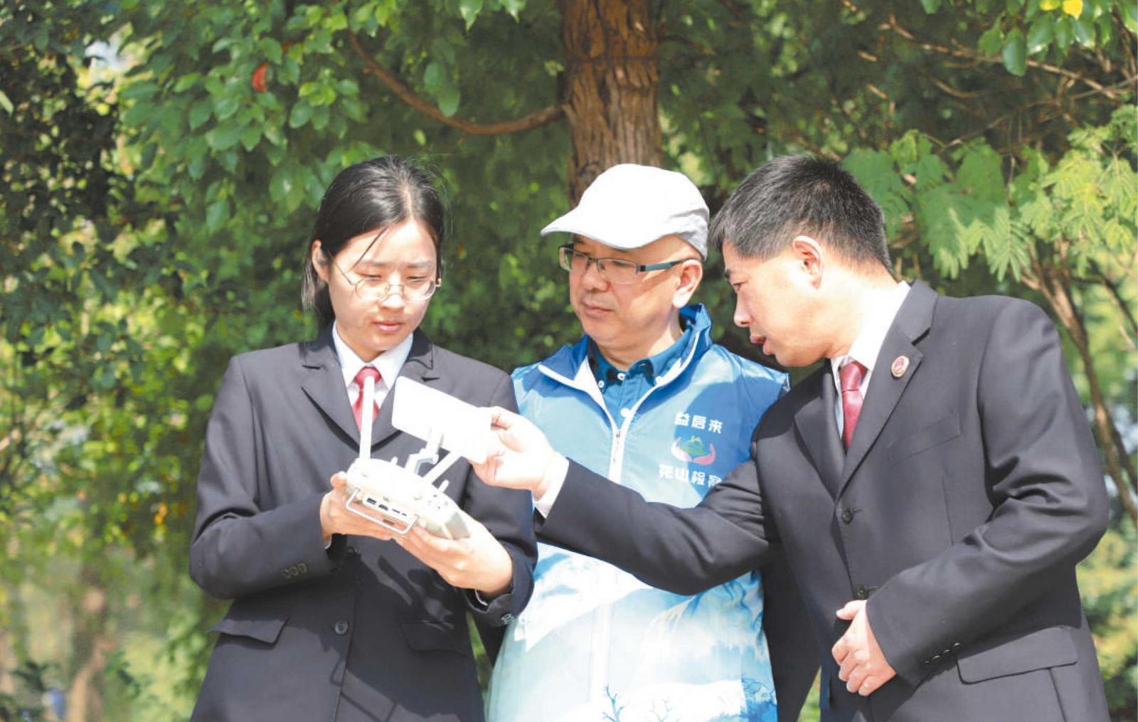 馬鞍山市花山區人民檢察院干警邀請“益心為公”志願者、致公黨黨員王光春參與監督航拍取証。周楊 攝