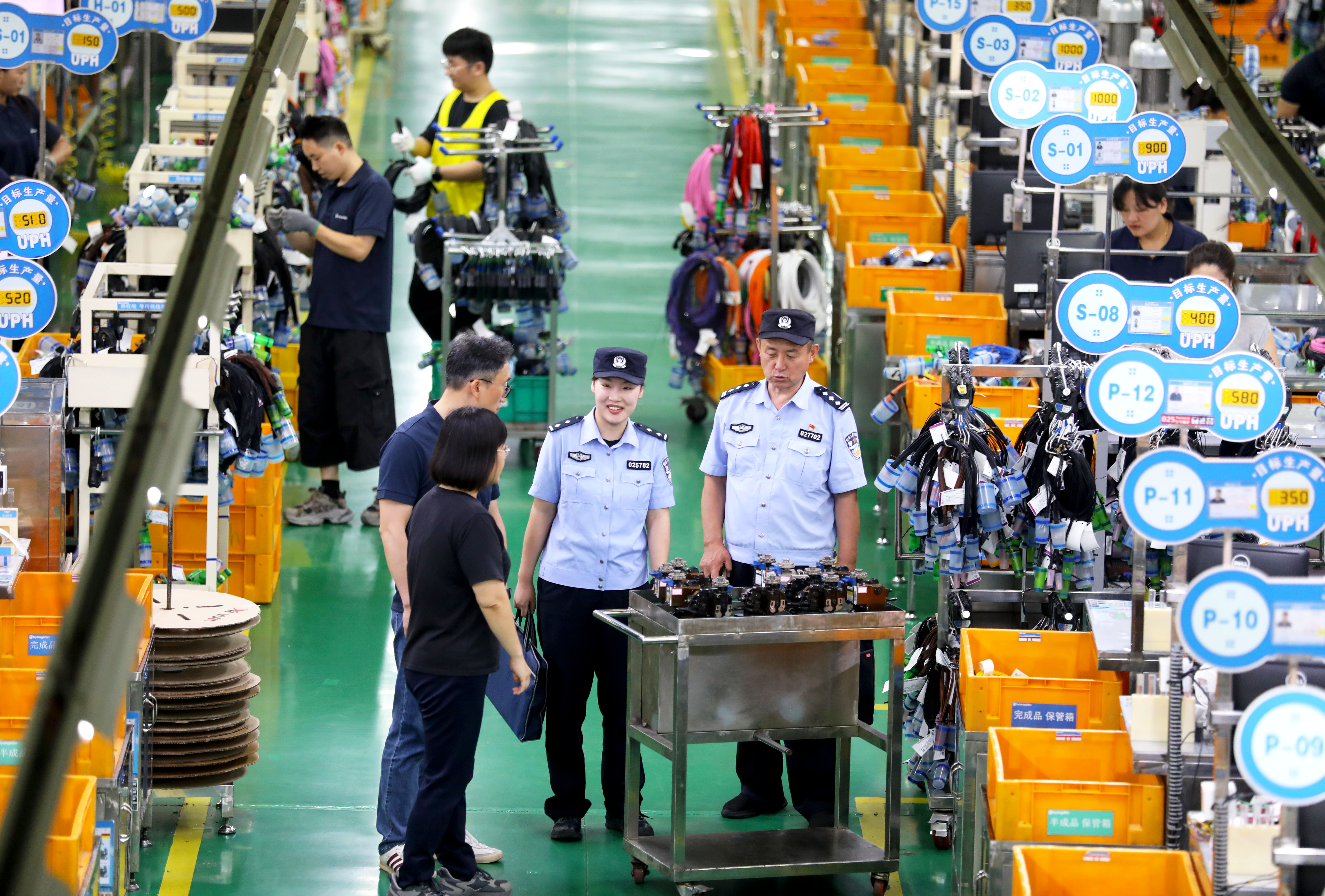 民警實地走訪，為企紓困解難。