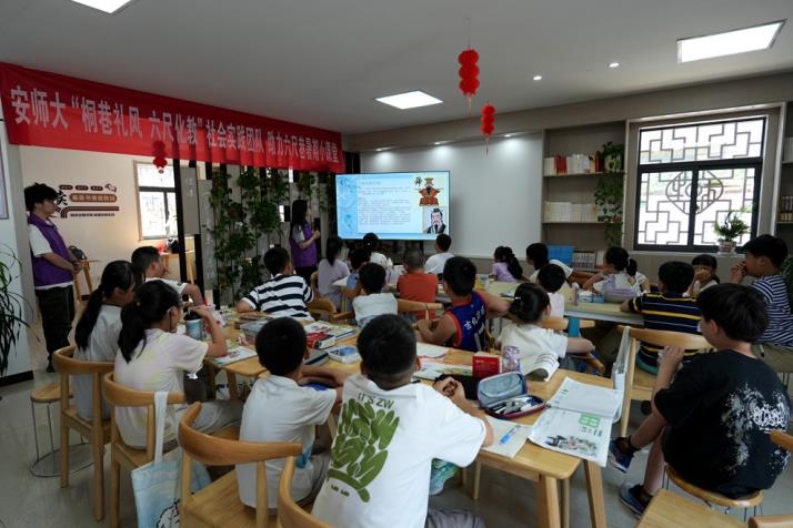 公益托管班教学现场。