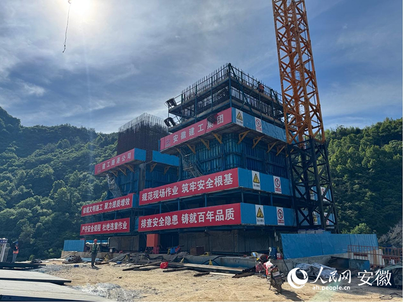 清水河特大桥14号墩。人民网记者 胡雨松摄