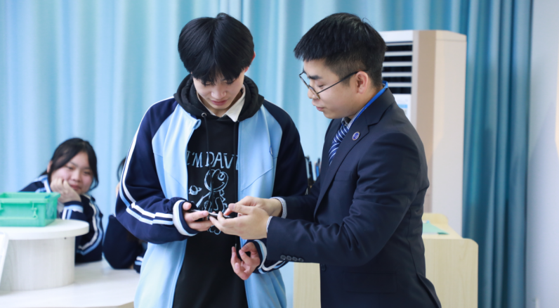 安徽新华老师指导学生进行编程设计。安徽新华供图