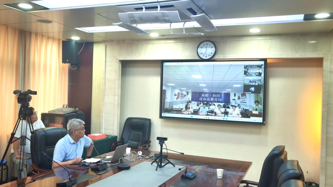 濉溪县中学数学教研员杨经验通过线上视频会议与皮山县教研员进行交流研讨。