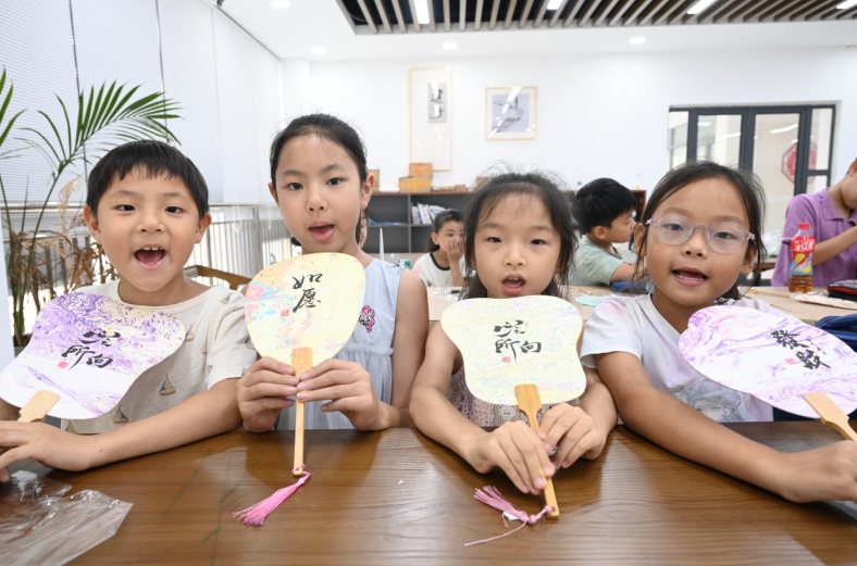 孩子们在“暑期成长营”公益托管班制作的漆扇。杜刚摄