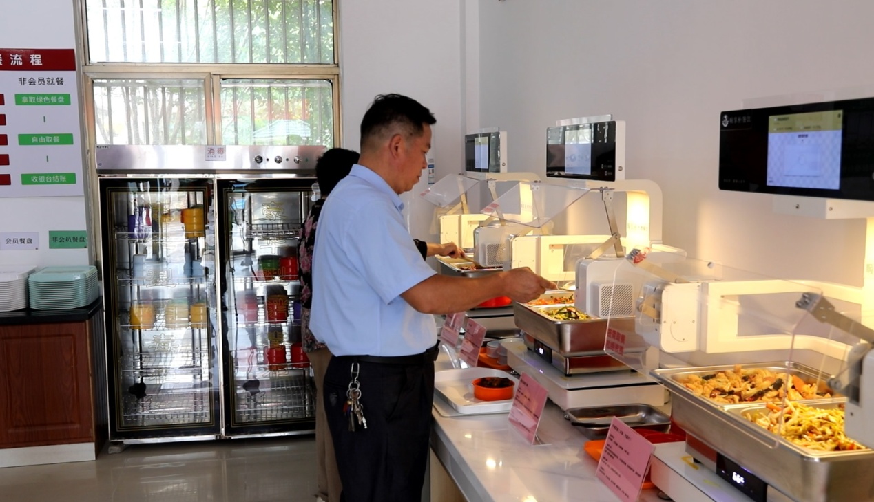 安徽庐江：机器人“大厨”进社区智慧食堂飘出“科技香”(图2)