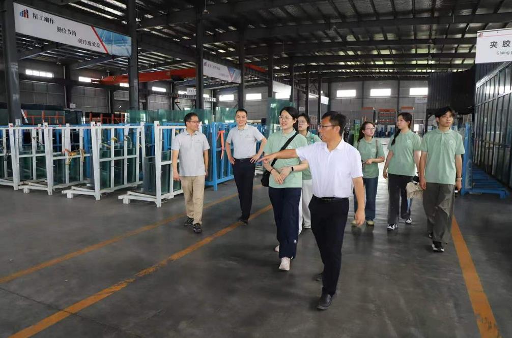 团队成员在小岗村学习调研。