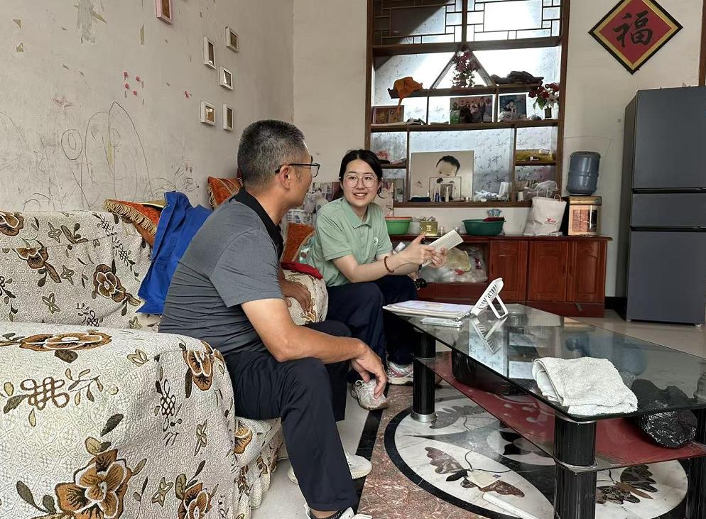 团队成员与当地农户深入交流。