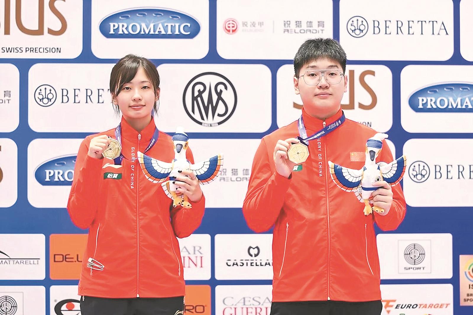 中國隊選手姚千尋（左）、胡凱在頒獎儀式上。（圖源：賽事組委會）
