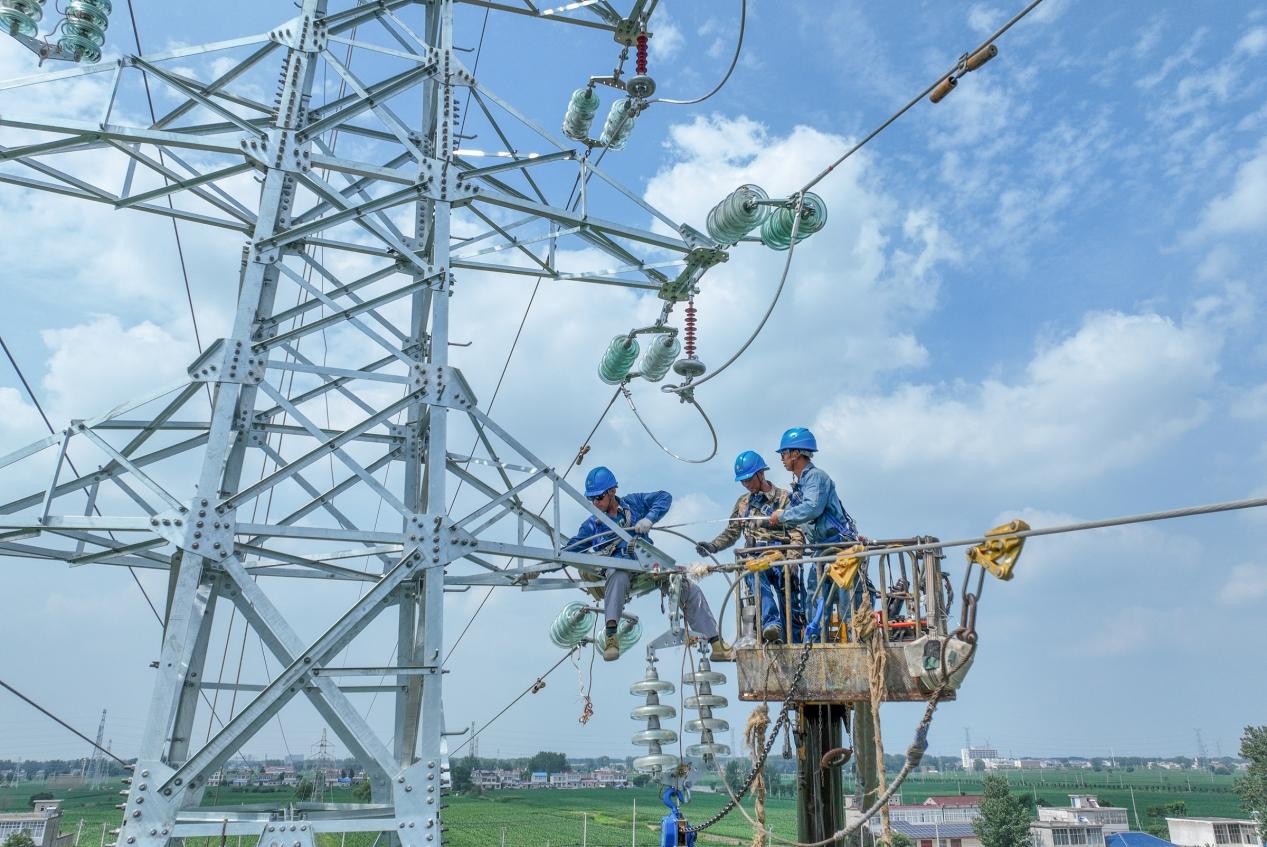 濉溪縣供電公司施工人員加緊開展跳線制作作業。儲運濤攝