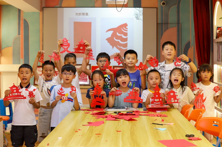 书城里开展的活动，在暑期阅读的同时，更丰富了孩子们的生活。潘祯祥摄