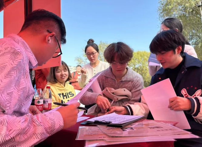 亳州学院学子在校园招聘会上咨询岗位情况。（资料图）