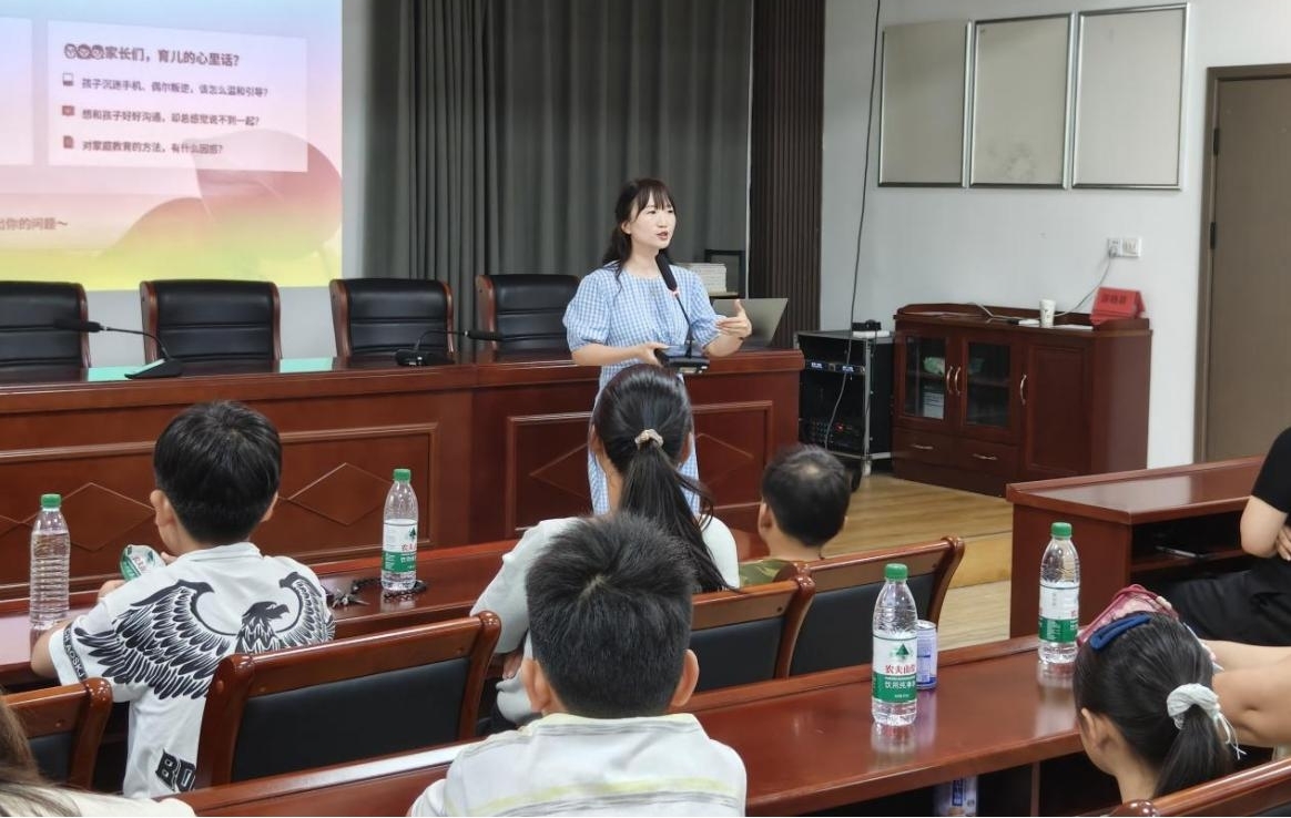 临泉县邢塘街道南园社区“心灵护航 健康成长”亲子心理健康公益讲座活动。