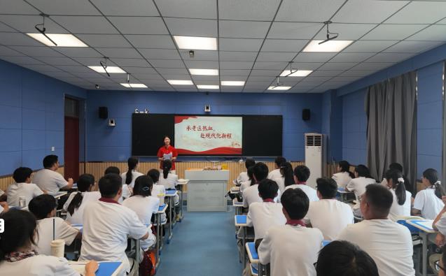 队员在六安市叶集中学向中学生宣讲。