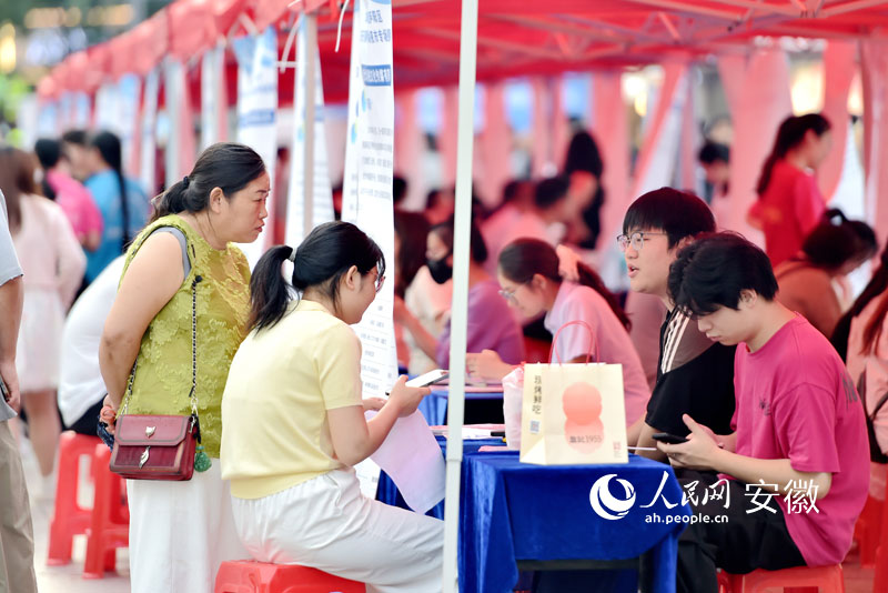 招聘会现场。 人民网记者 吕欢欢摄