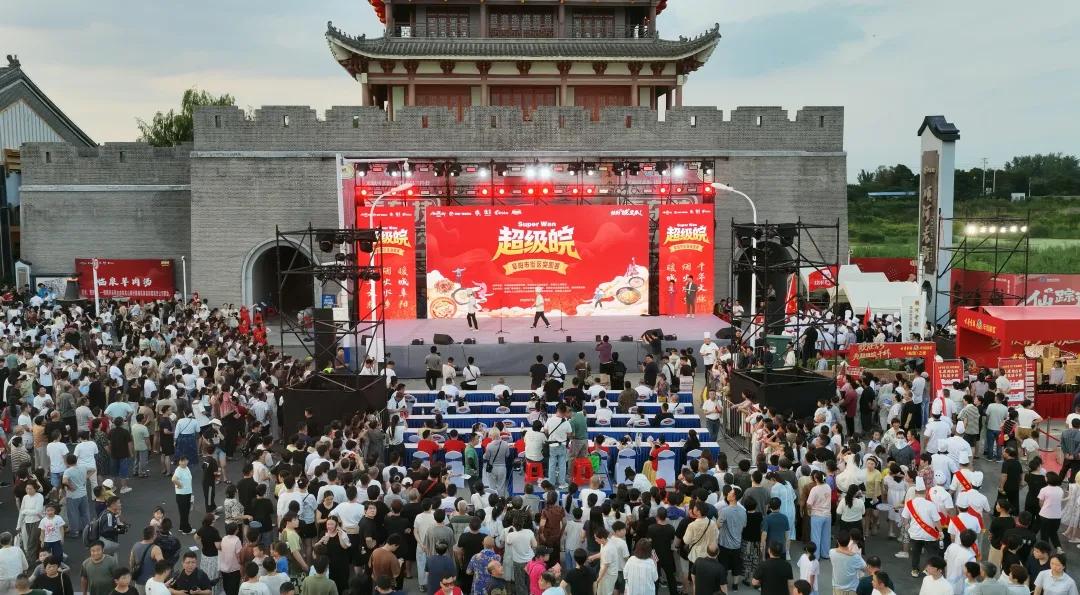 “超级皖”美食争霸赛阜阳市街区突围赛现场。赵怀勇供图