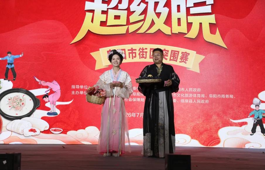 人气博主“李李在基层”和搭档推介临泉好物。赵怀勇供图