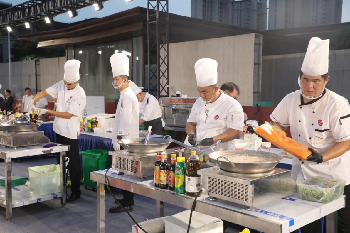 参赛厨艺大师在精心烹饪佳肴。赵怀勇供图