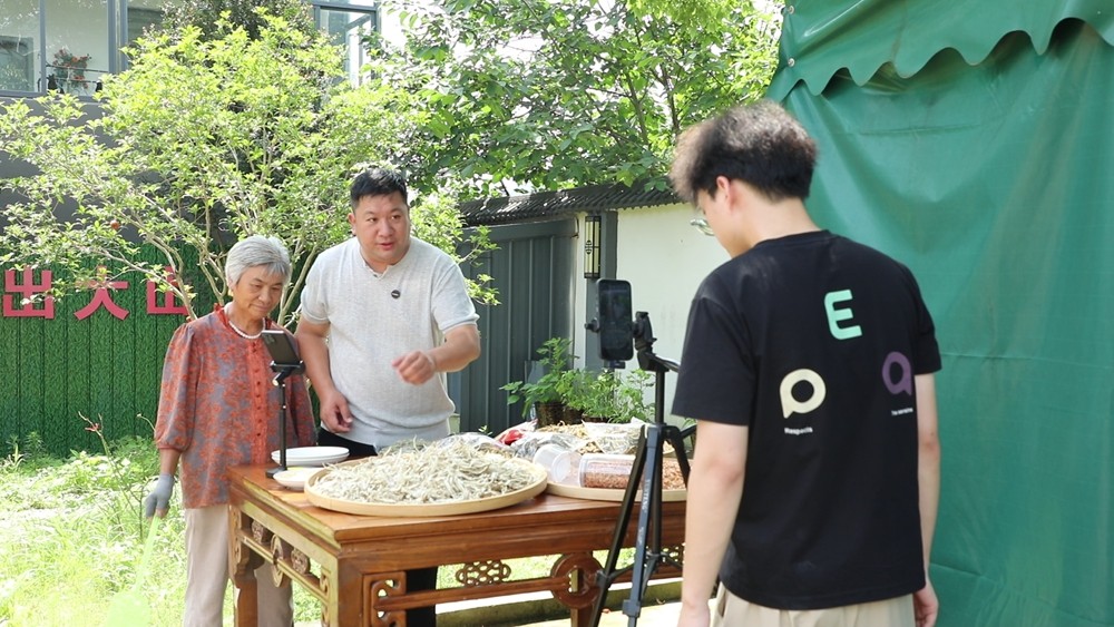 助農帶貨直播現場。