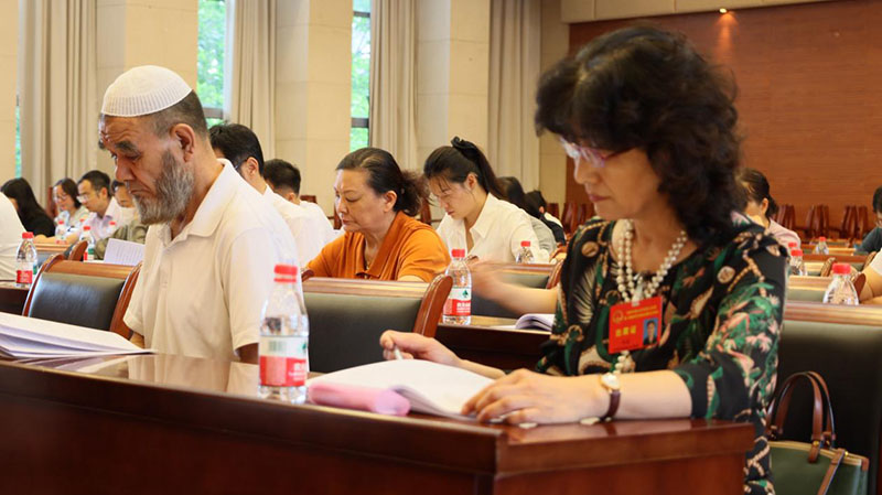 少数民族代表出席街道第二届选民代表会议第五次会议。