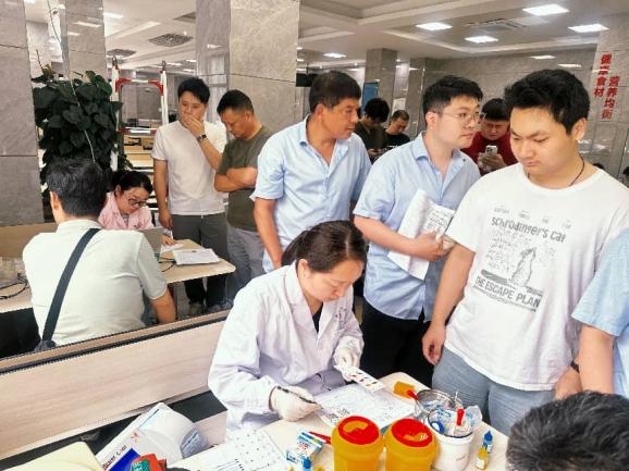 国网巢湖市供电公司工会组织开展无偿献血活动。