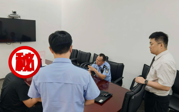 银行工作人员与公安民警的通力劝导