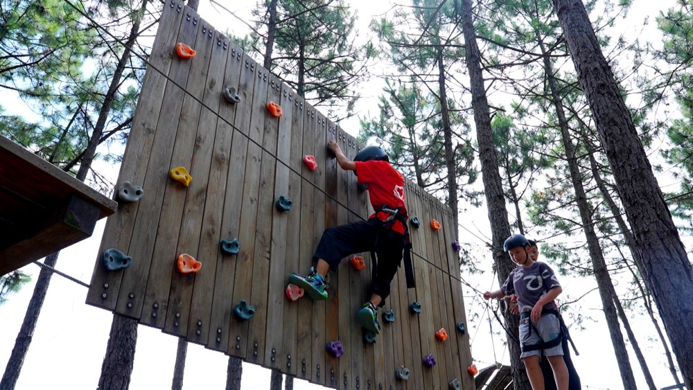 苗山湖生态园林下野溪里的越野闯关项目。